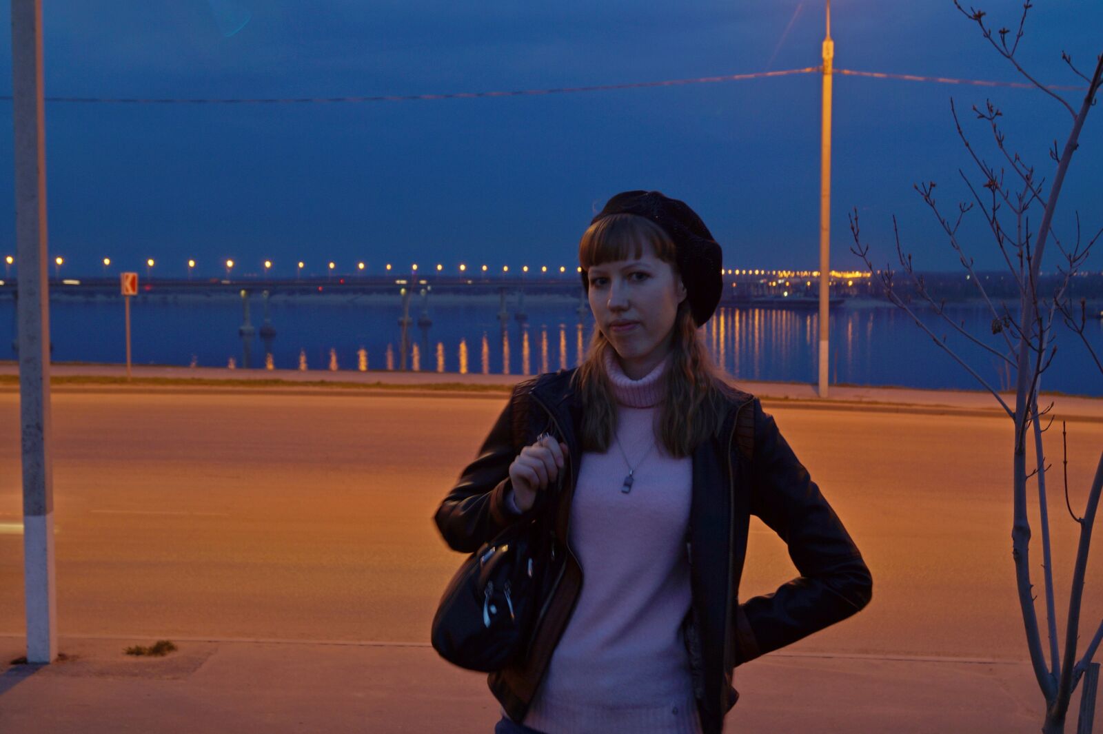 Sony DT 18-55mm F3.5-5.6 SAM II sample photo. Evening, girl, thinking photography