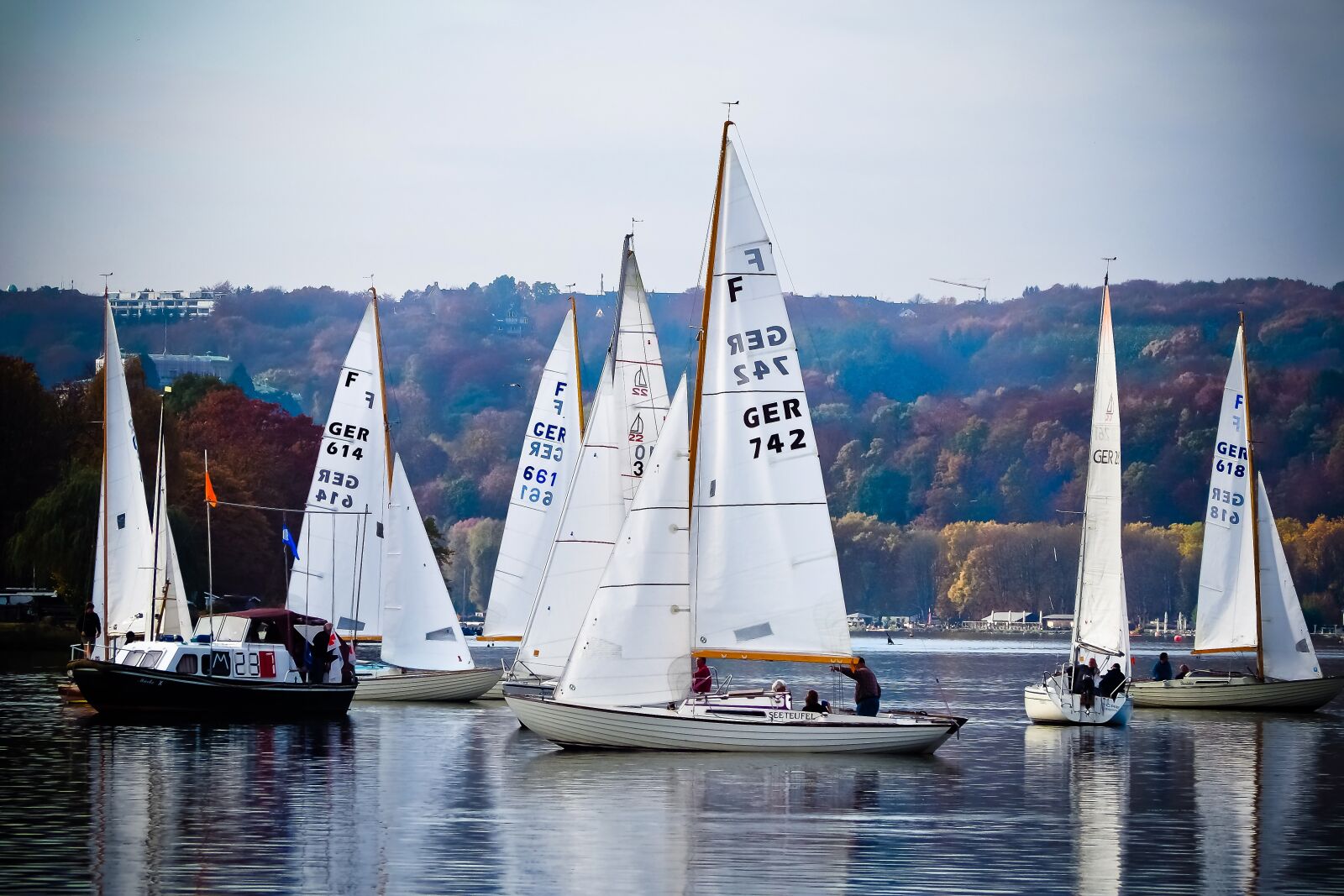 Olympus OM-D E-M10 sample photo. Lake, sailing boats, water photography