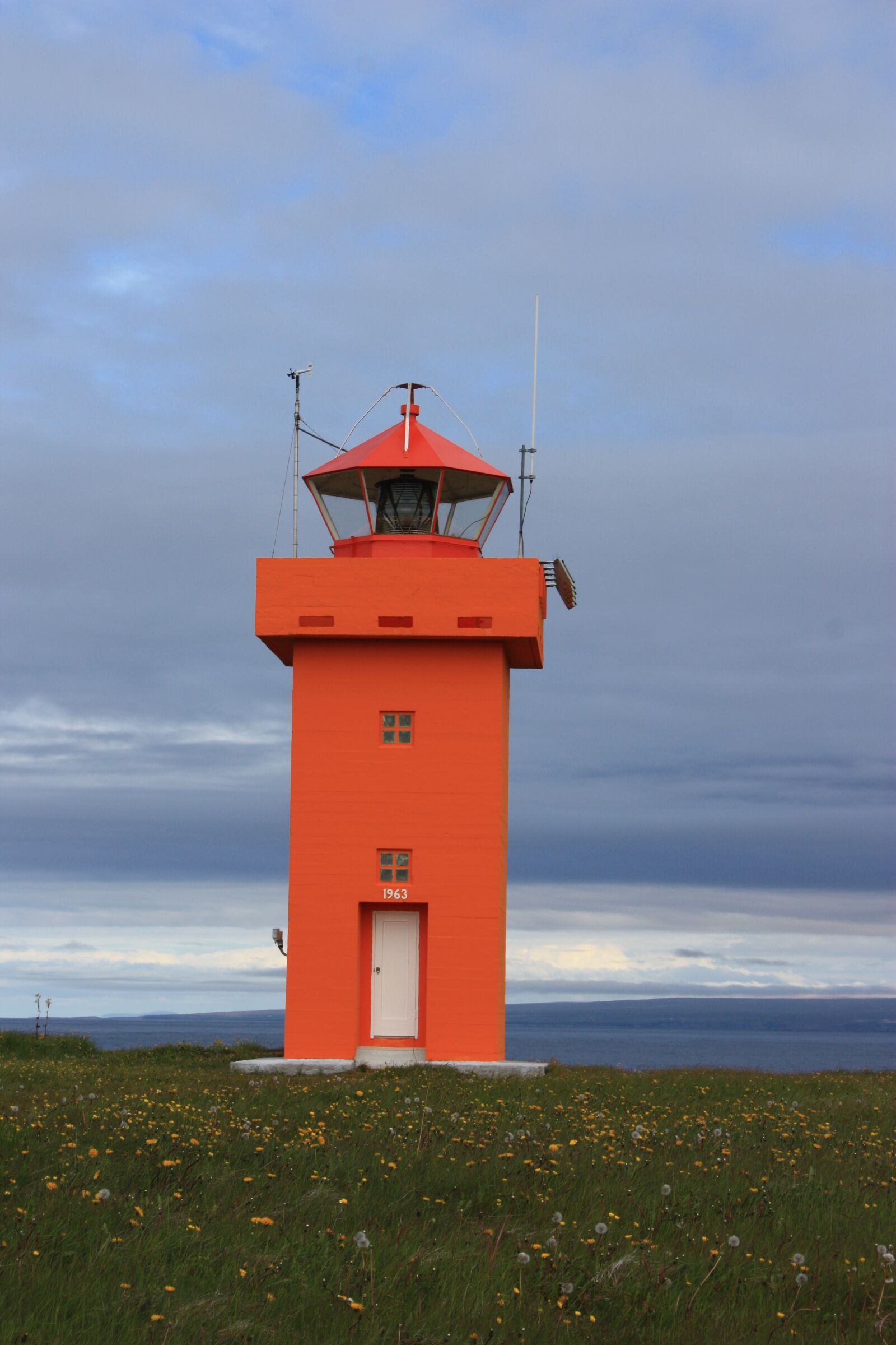 Canon EOS 450D (EOS Rebel XSi / EOS Kiss X2) sample photo. Iceland, lighthouse, red photography