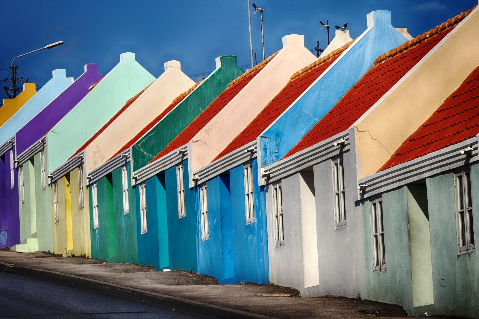 Canon EF-S 55-250mm F4-5.6 IS II sample photo. Curacao, cottage, colored photography