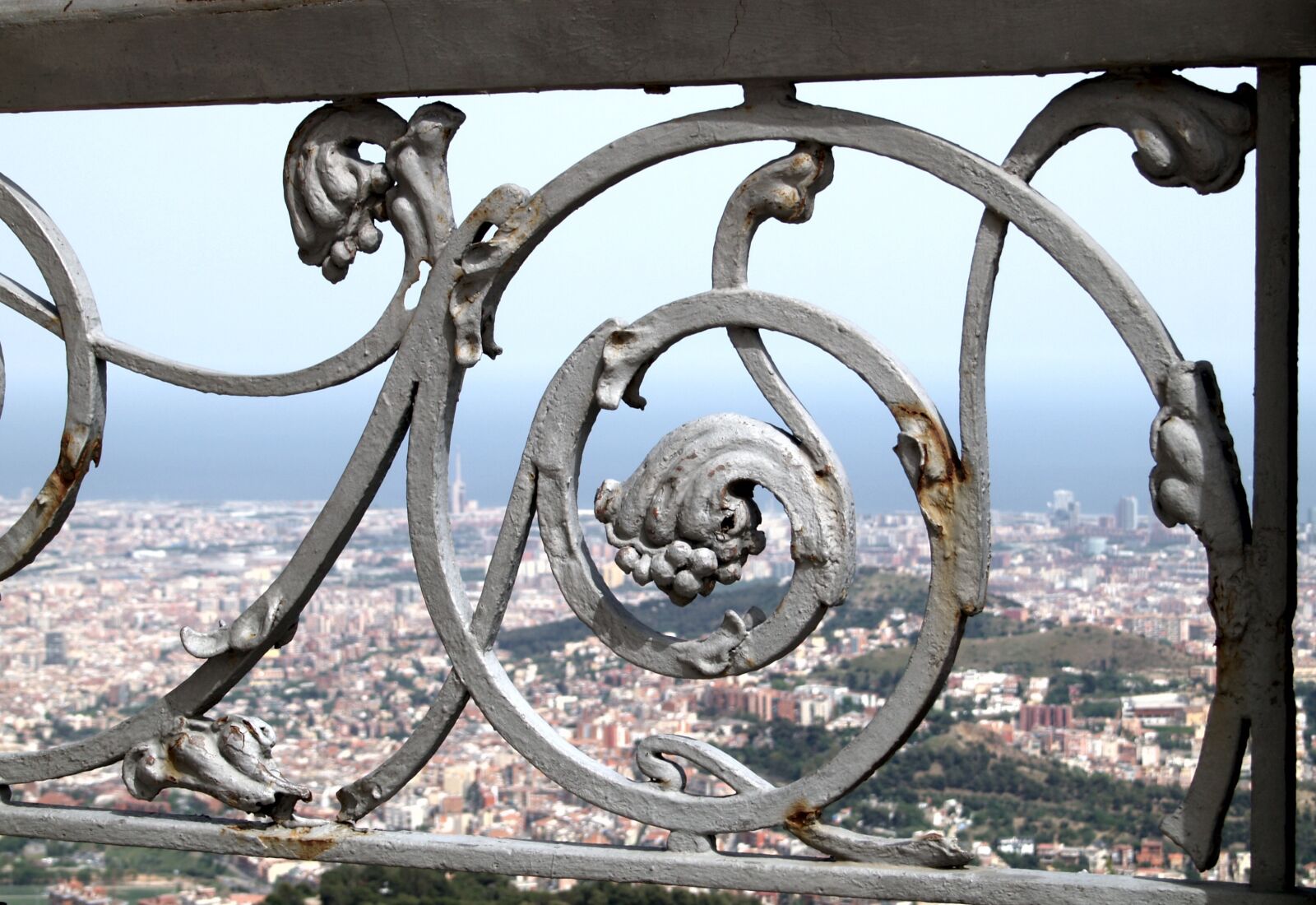 Olympus E-330 (EVOLT E-330) sample photo. City, railing, fence photography