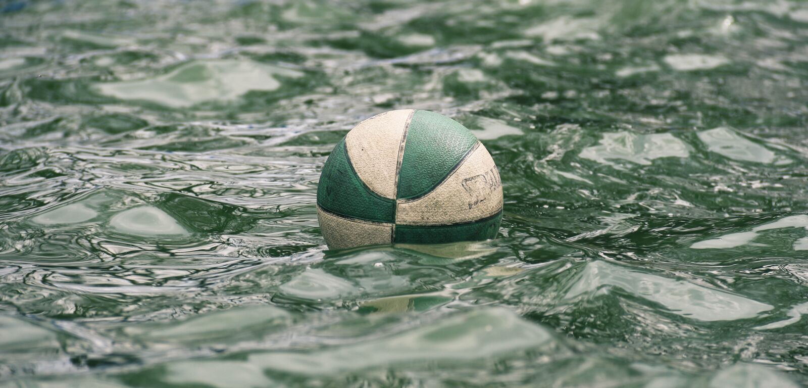 Canon EF-S 18-135mm F3.5-5.6 IS sample photo. Ball, water, water polo photography