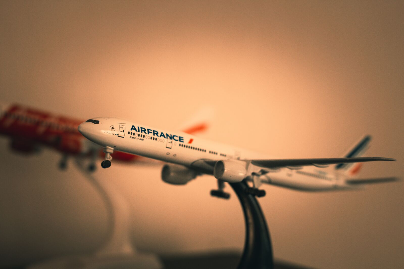 Canon EOS 700D (EOS Rebel T5i / EOS Kiss X7i) + Canon EF 50mm F1.8 STM sample photo. Model, airplane, flight pattern photography