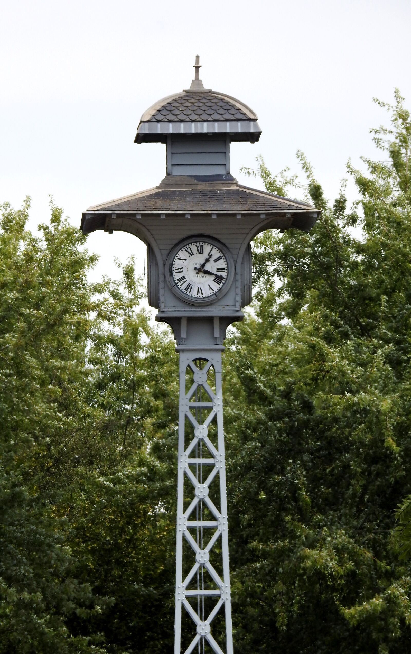 Nikon Coolpix P900 sample photo. Clock, former, metal photography