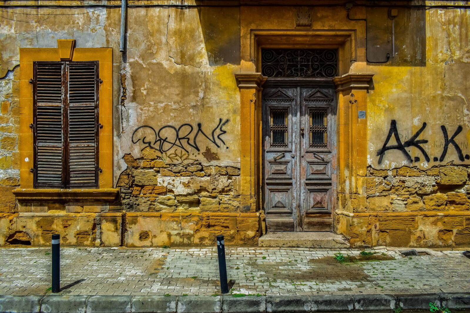 Nikon D3300 sample photo. Door, window, wall photography