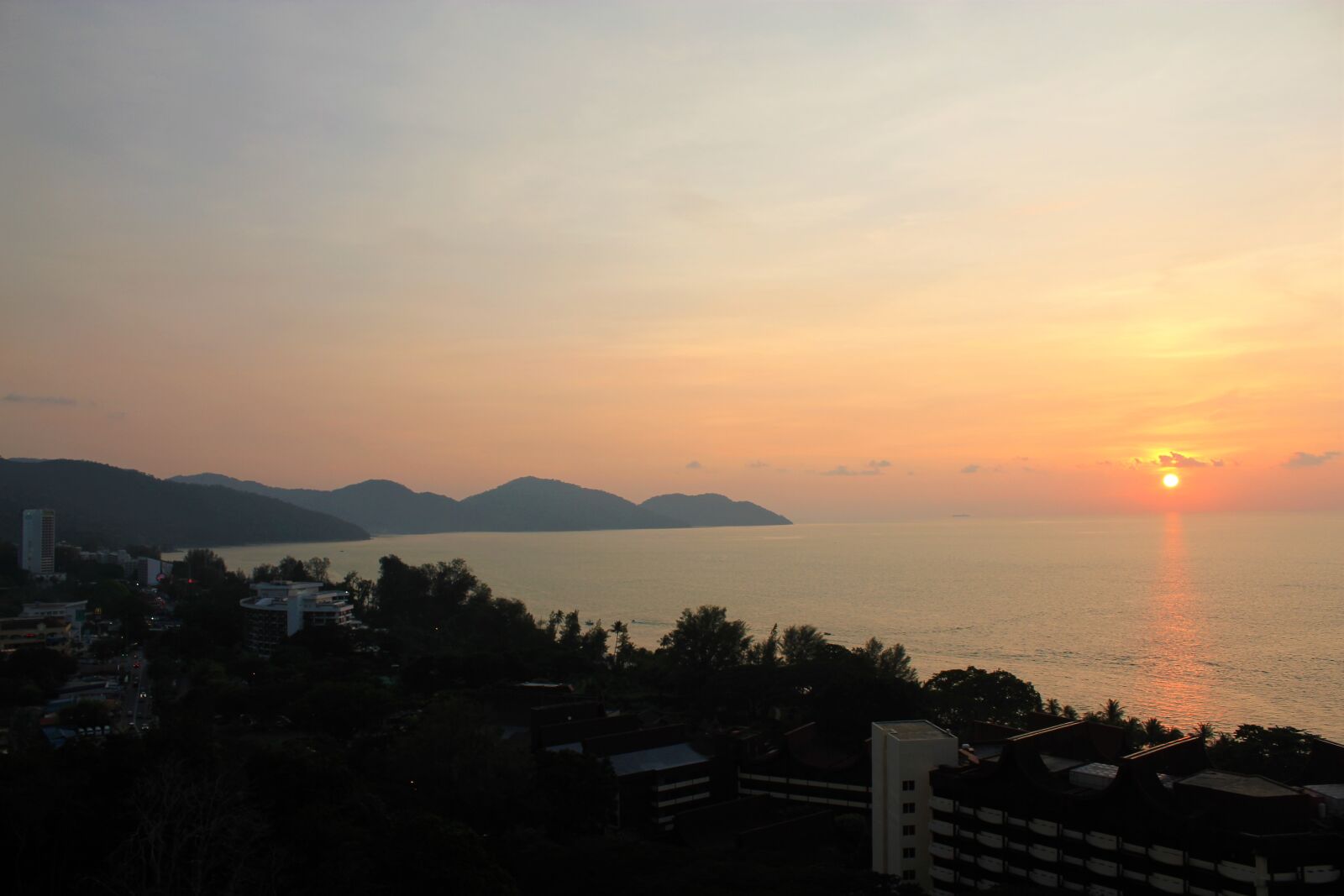 Canon EOS 550D (EOS Rebel T2i / EOS Kiss X4) sample photo. Sunset, penang, batu ferringgi photography