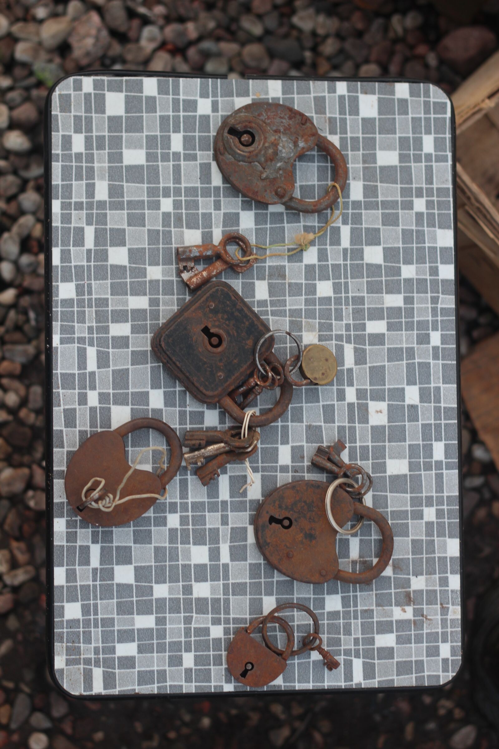 Canon EOS 600D (Rebel EOS T3i / EOS Kiss X5) + Canon EF 50mm F1.8 II sample photo. Key, old, season photography