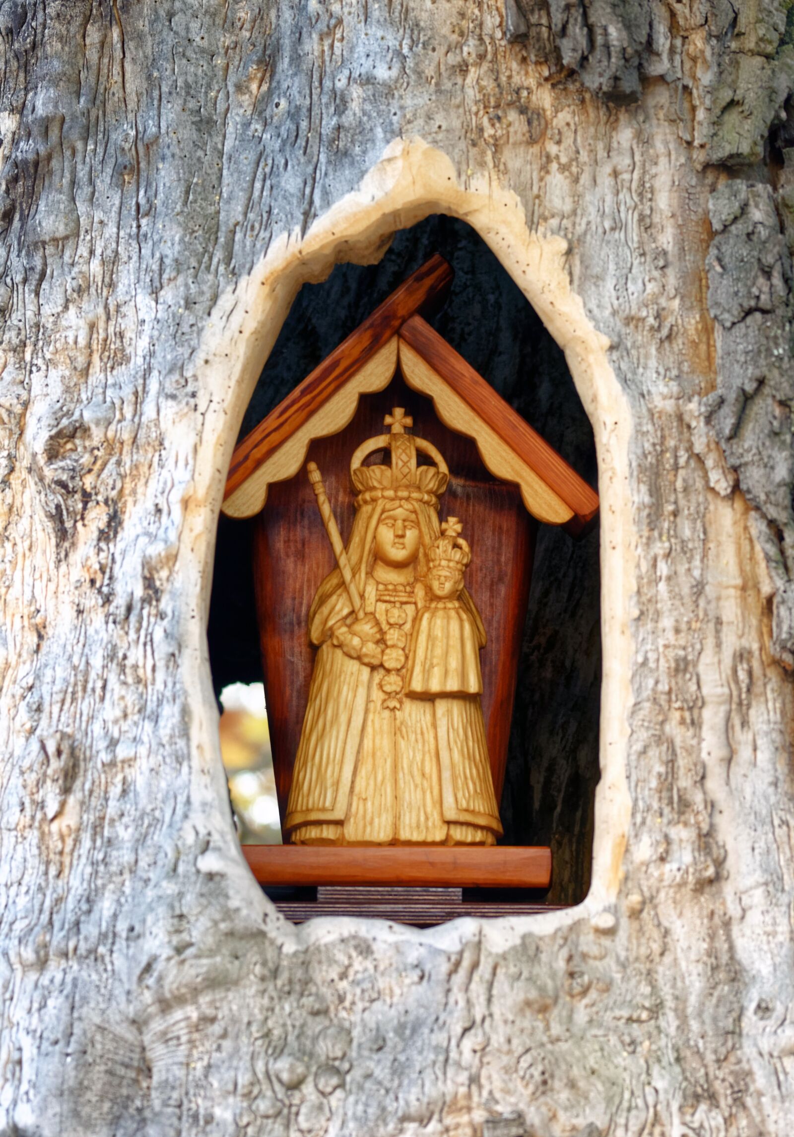 Nikon D5100 sample photo. Figurine, the box, wood photography