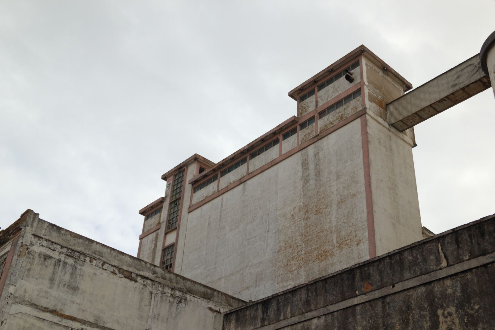 Canon EOS 550D (EOS Rebel T2i / EOS Kiss X4) sample photo. Portugal, faro, abandoned photography