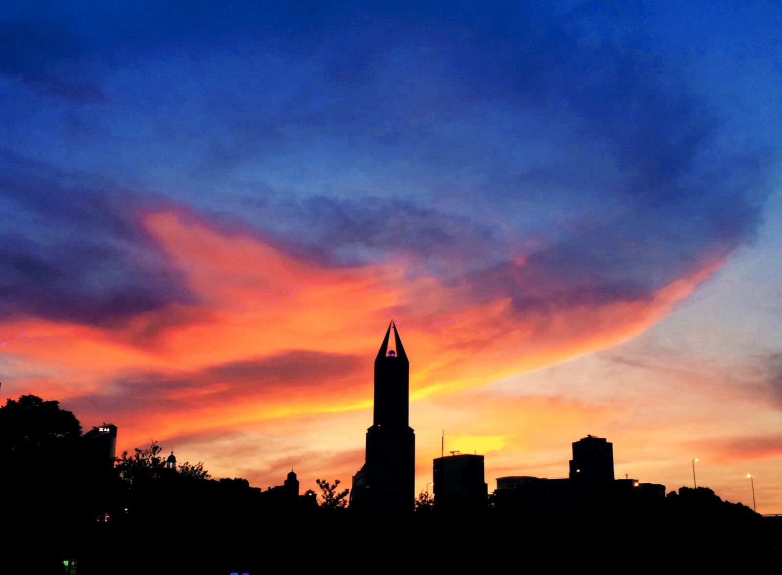 iPhone 5s back camera 4.15mm f/2.2 sample photo. Sunset, city, profile photography