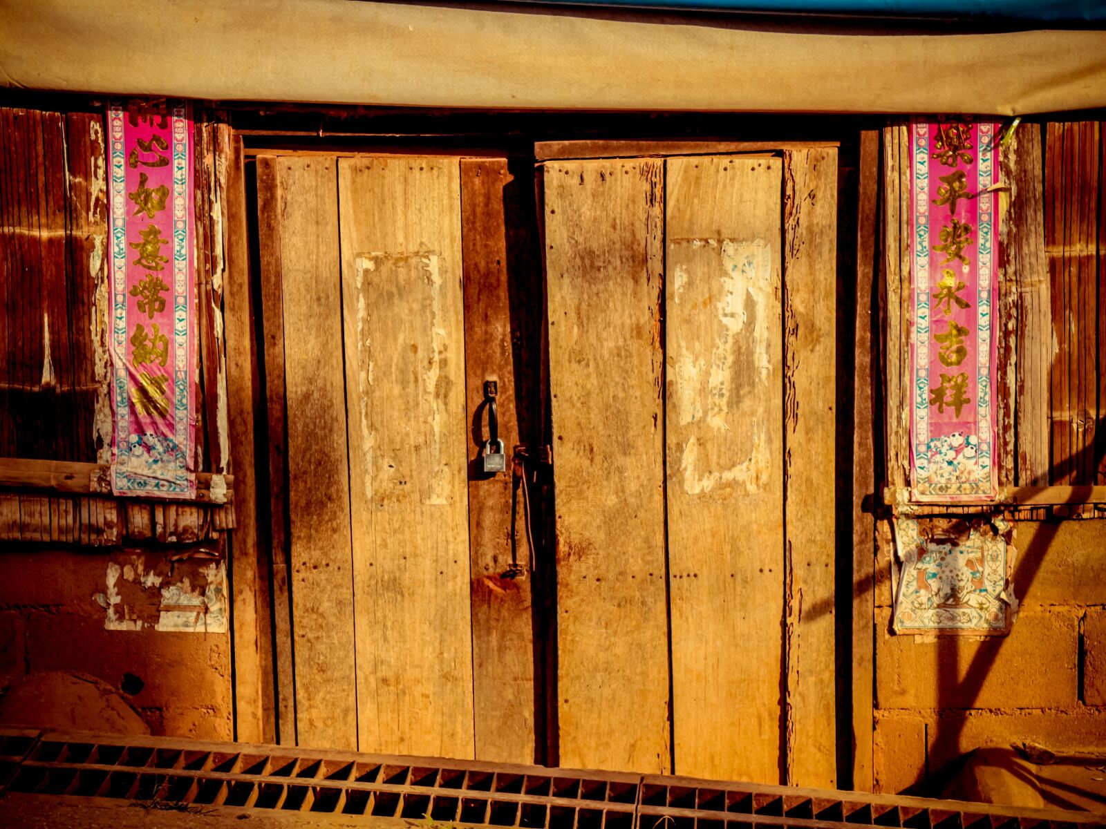 Canon EOS M sample photo. Door, wood, old house photography