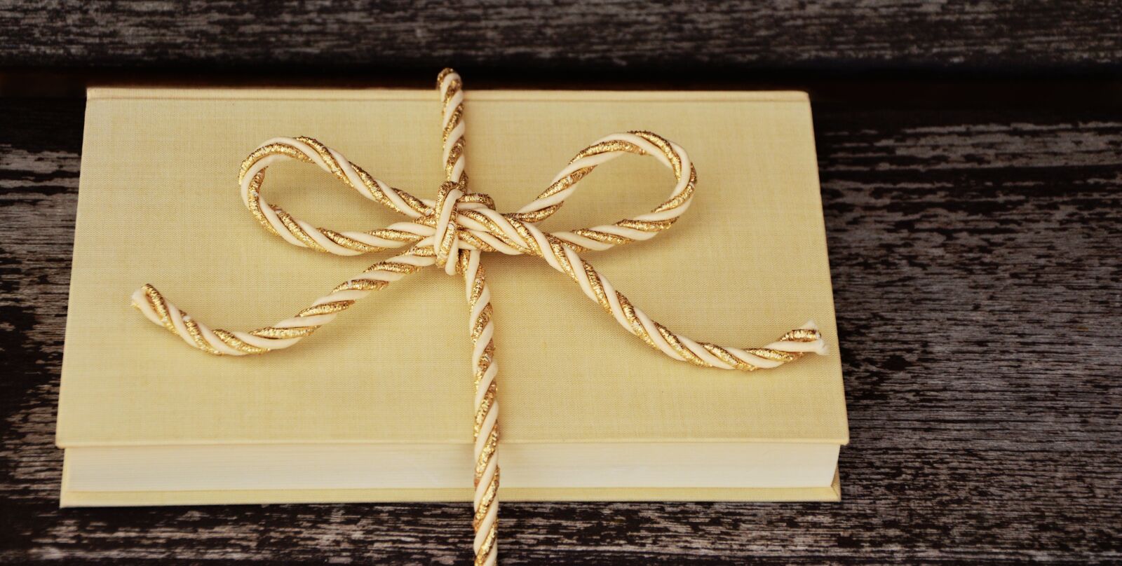 Nikon D5200 sample photo. Book, gift, cord photography