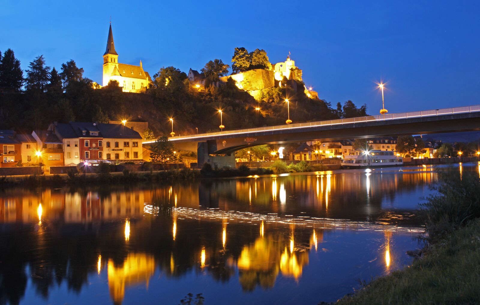 Canon EOS 1200D (EOS Rebel T5 / EOS Kiss X70 / EOS Hi) sample photo. Blue hour, saarburg, lighting photography