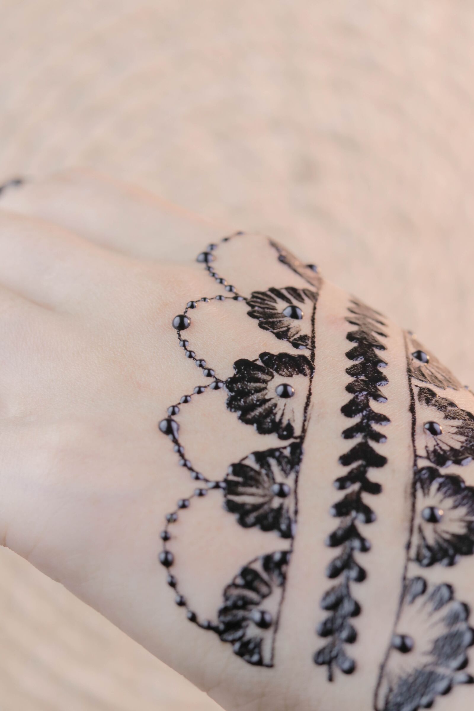 Canon EOS 80D + Canon EF 50mm F1.8 STM sample photo. Henna, hands, mehendi photography