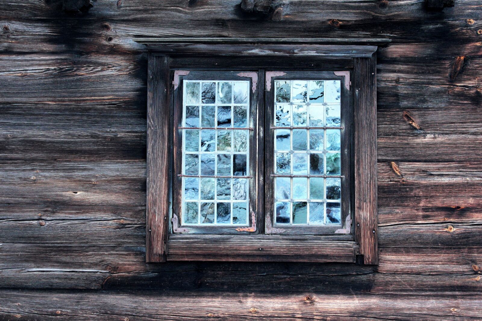 Canon EOS 600D (Rebel EOS T3i / EOS Kiss X5) sample photo. Window, antique, folk photography