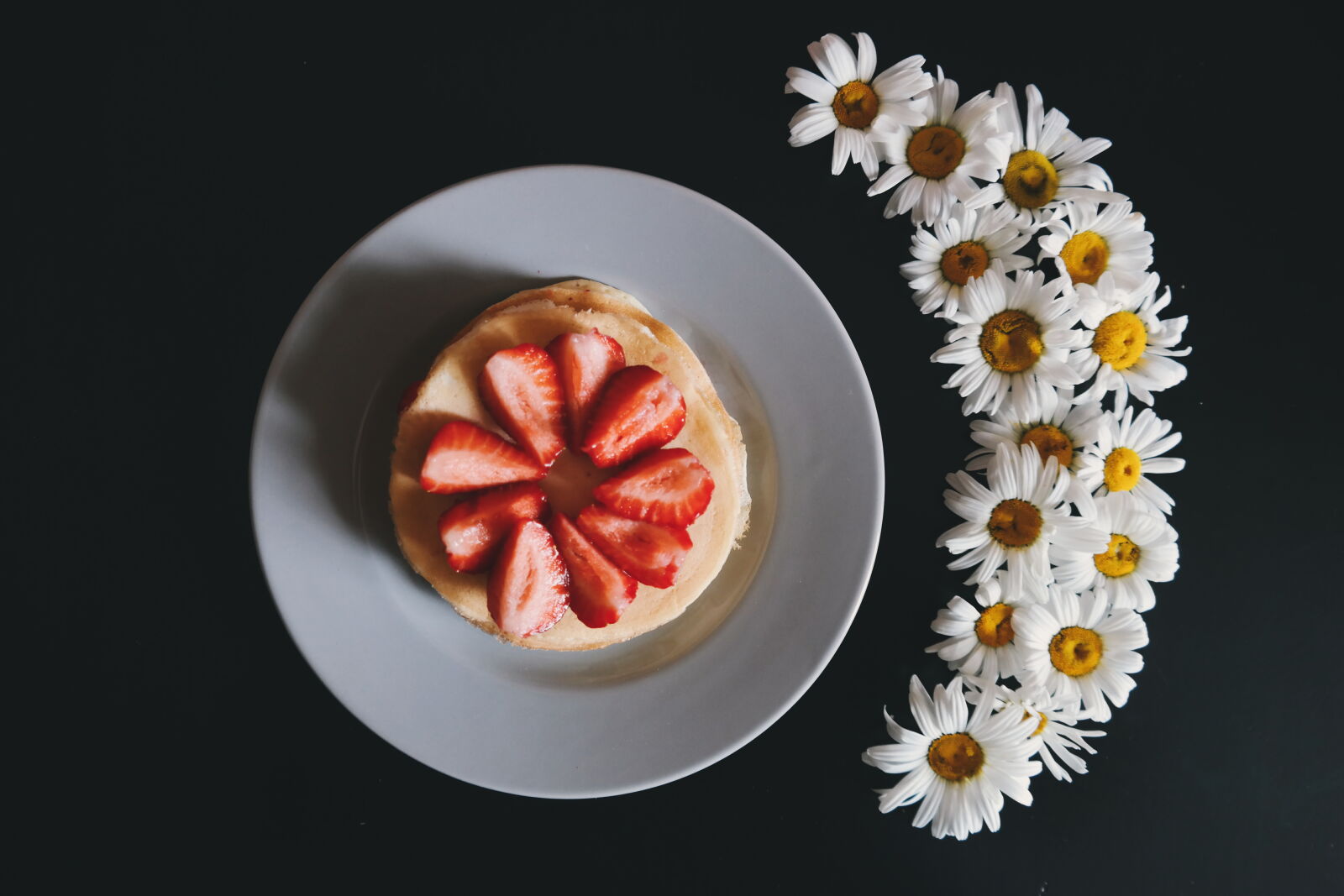 Samsung NX300 sample photo. Black, table, daisies, daisy photography