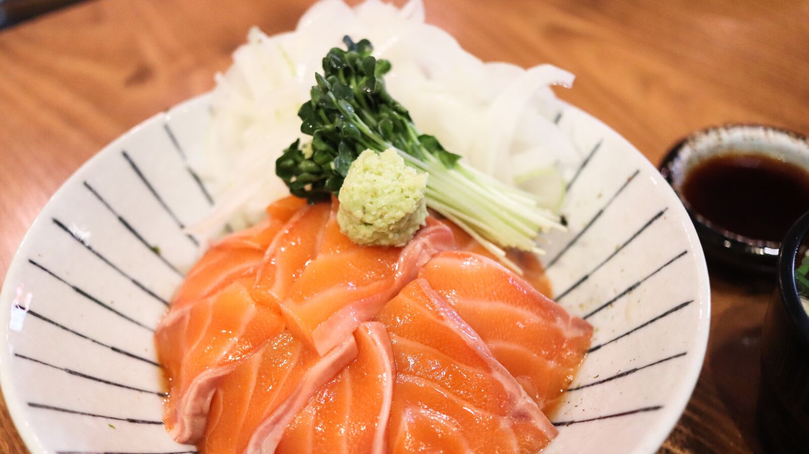 Canon EF-S 24mm F2.8 STM sample photo. Salmon, salmon plate with photography