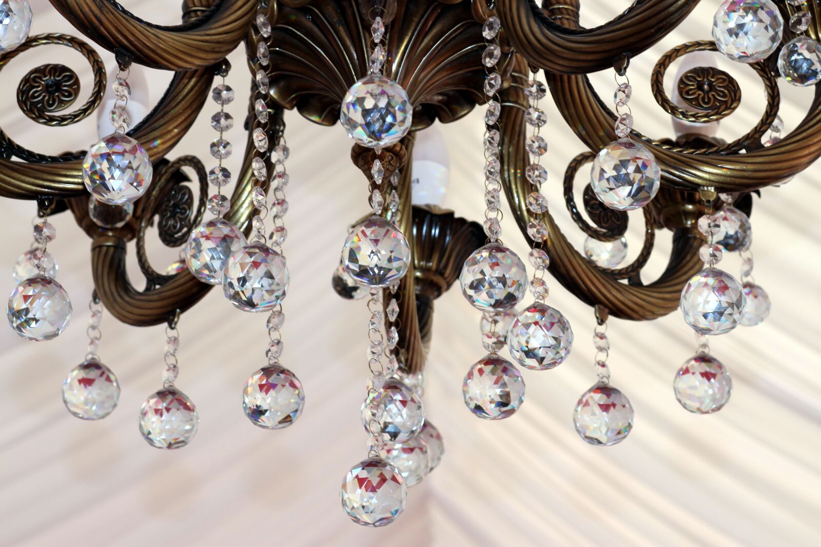Canon EOS 700D (EOS Rebel T5i / EOS Kiss X7i) + Canon EF 85mm F1.8 USM sample photo. Chandelier, crystal, precious photography