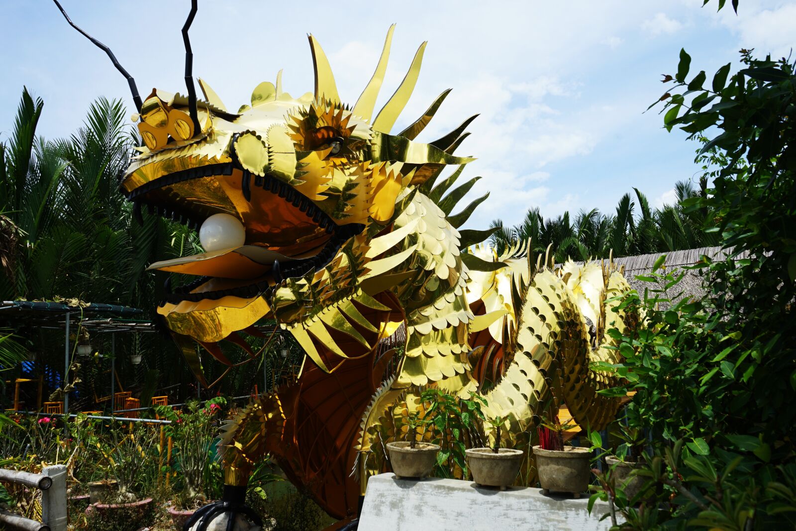 Sony a7 II + Sony FE 28-70mm F3.5-5.6 OSS sample photo. Dragon, gold, sky photography