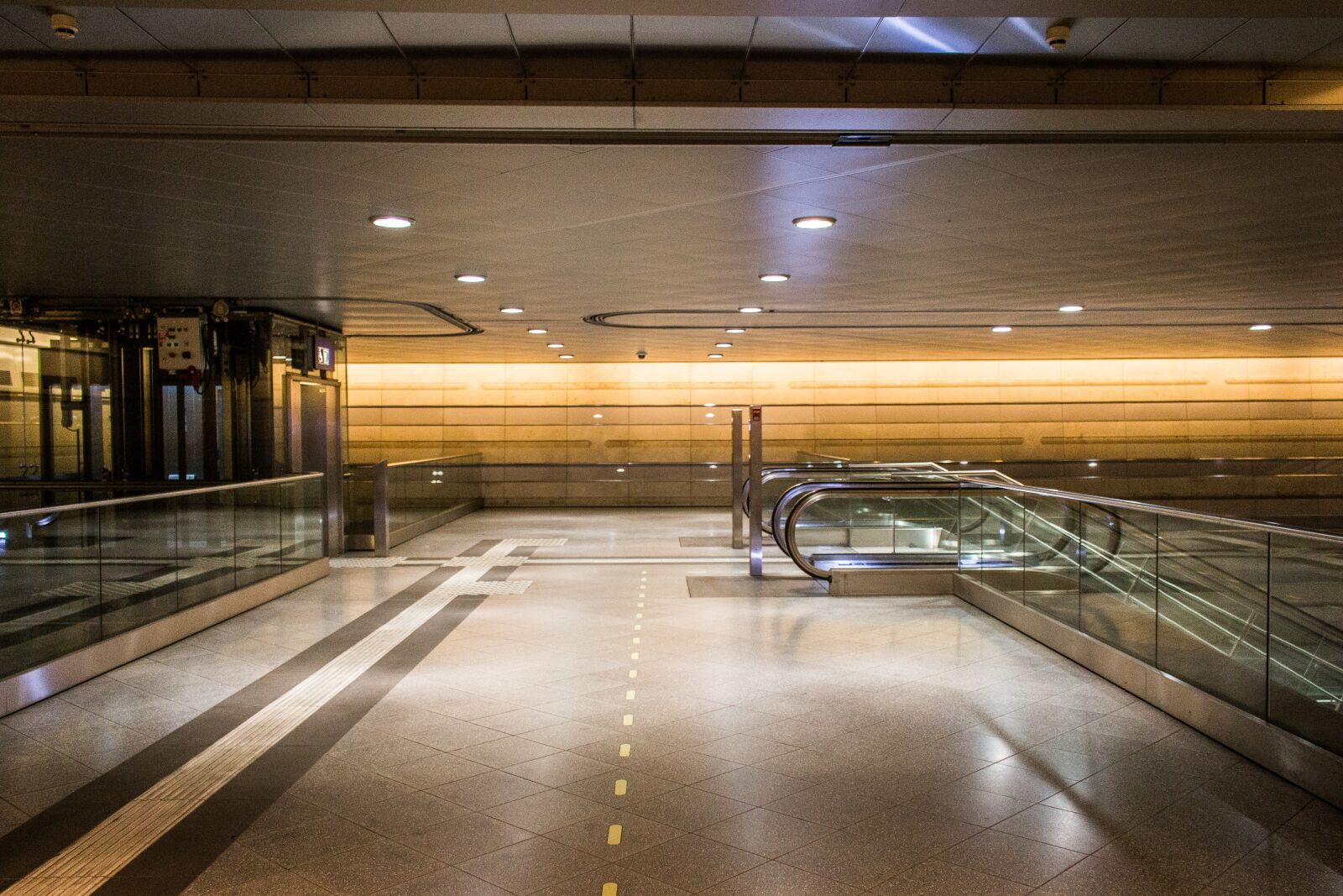 Canon EOS 70D sample photo. Railway station, passage, escalator photography