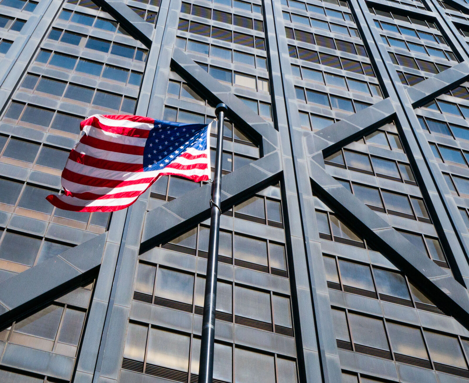 Panasonic Lumix DMC-G7 + LEICA DG SUMMILUX 15/F1.7 sample photo. American, american, flag, building photography