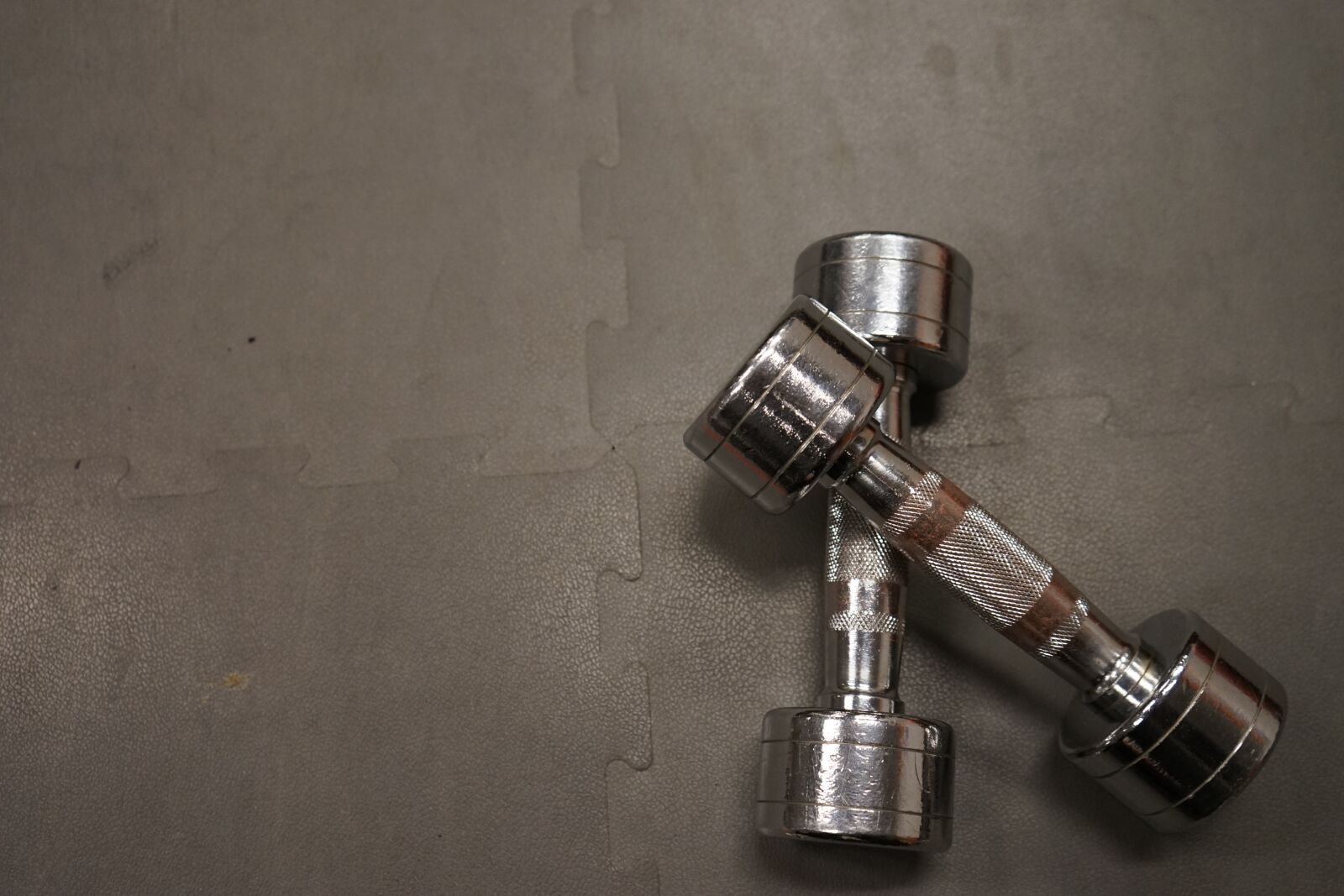 Sony a7 II + Sony FE 28-70mm F3.5-5.6 OSS sample photo. Dumbbells, training, silver photography