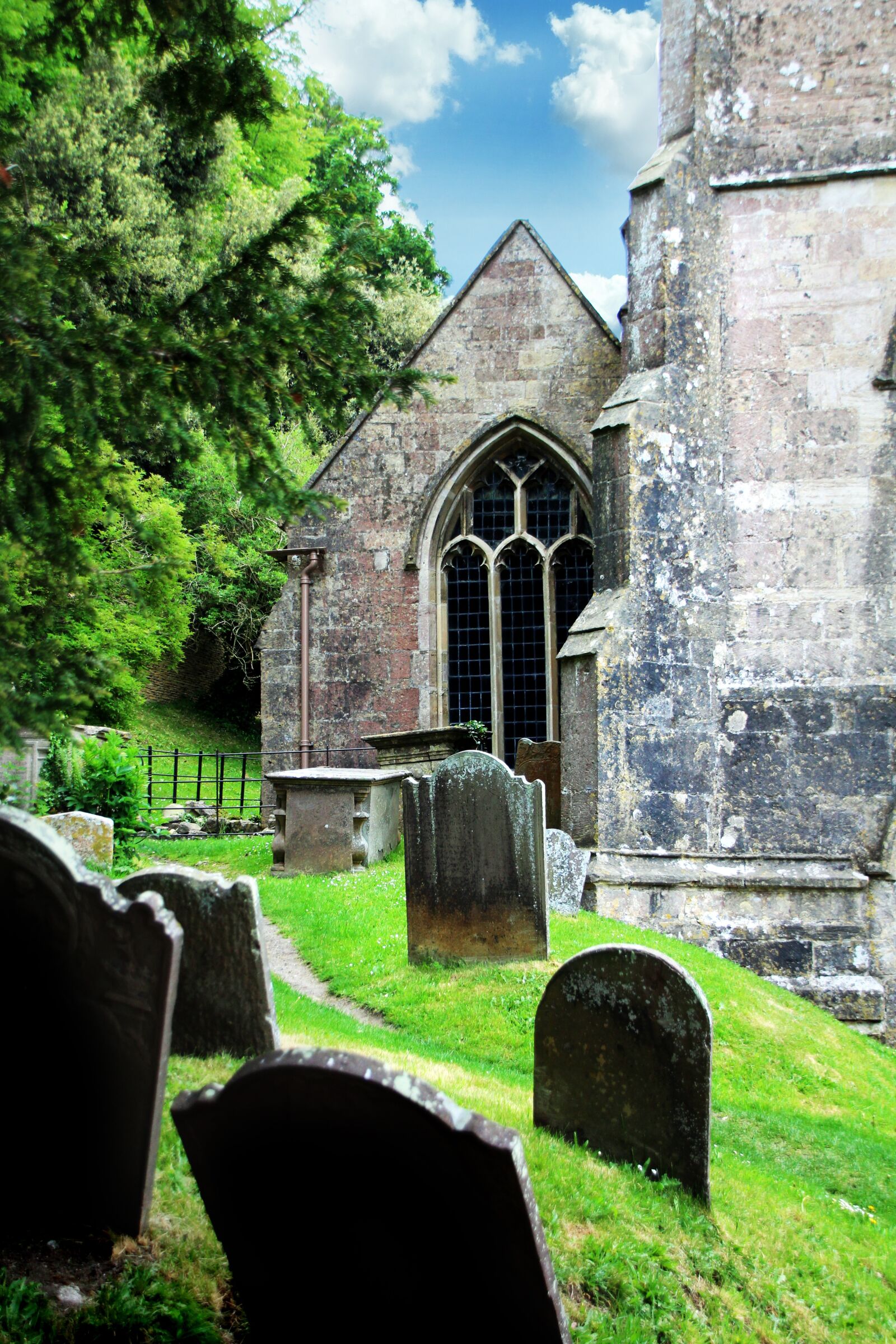 Canon EOS 1300D (EOS Rebel T6 / EOS Kiss X80) sample photo. Cemetery, church, tombstone photography