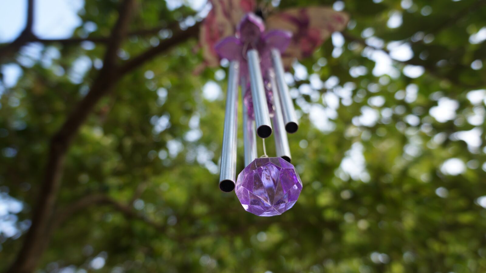 Sony Alpha a3000 + Sony E 18-55mm F3.5-5.6 OSS sample photo. Wind chimes, garden decor photography