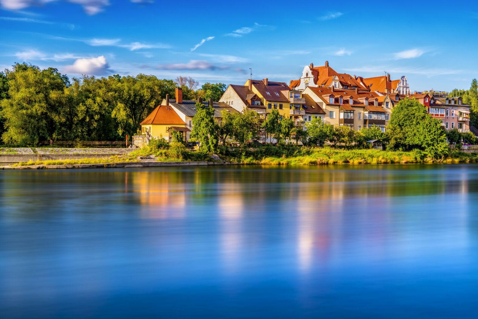 Sony a6300 + Sigma 30mm F2.8 EX DN sample photo. Danube, regensburg, houses photography