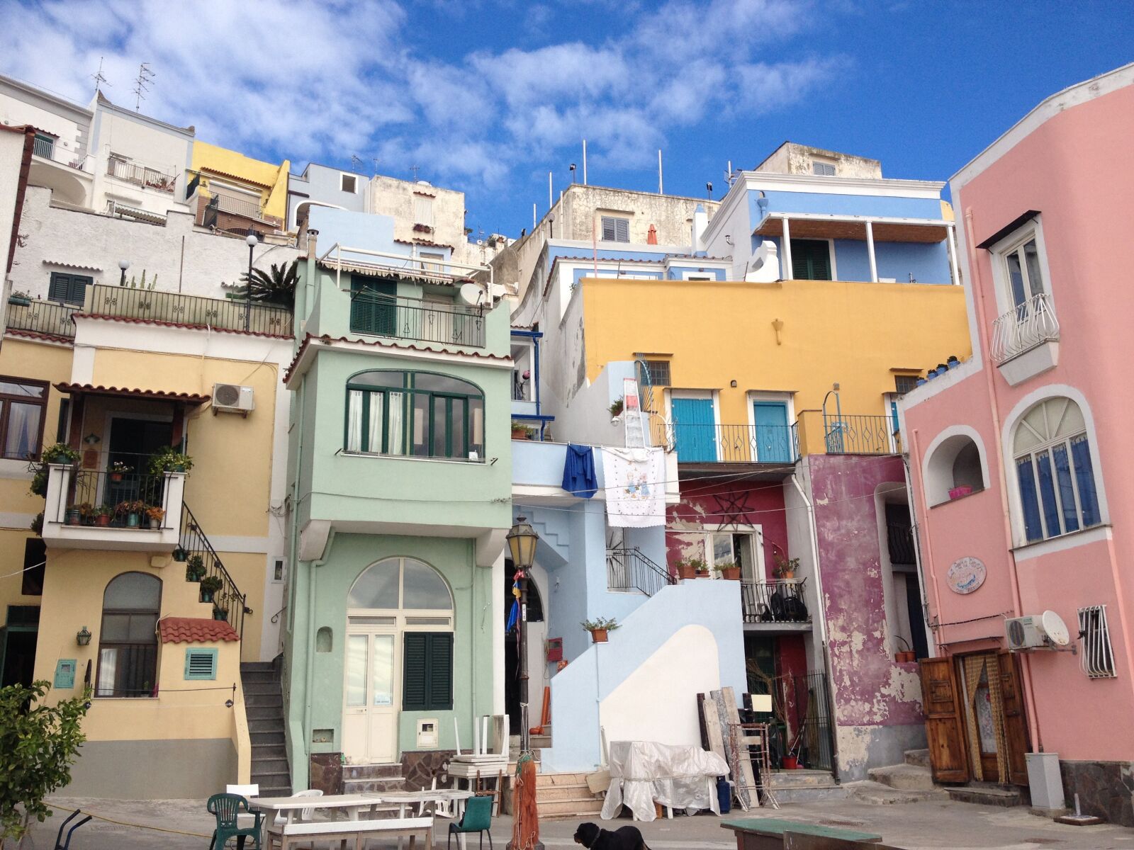 iPhone 4S back camera 4.28mm f/2.4 sample photo. Naples, house, colors photography