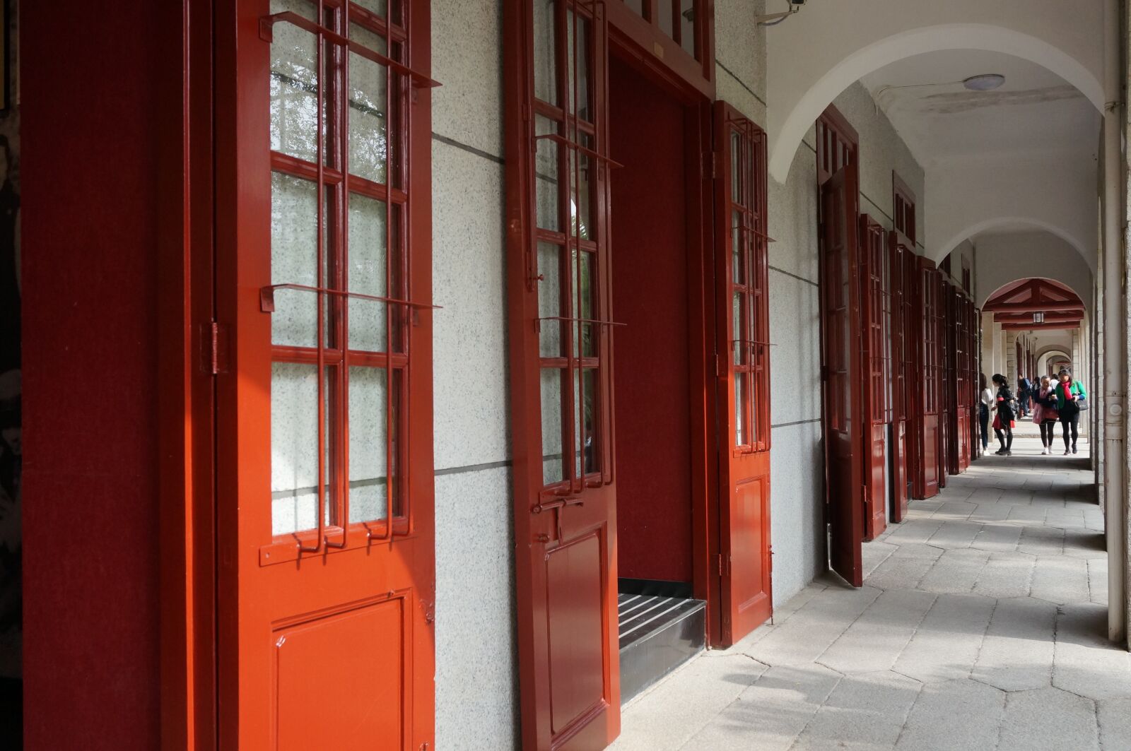 Sony Alpha NEX-5R sample photo. Xiamen university, door, gallery photography