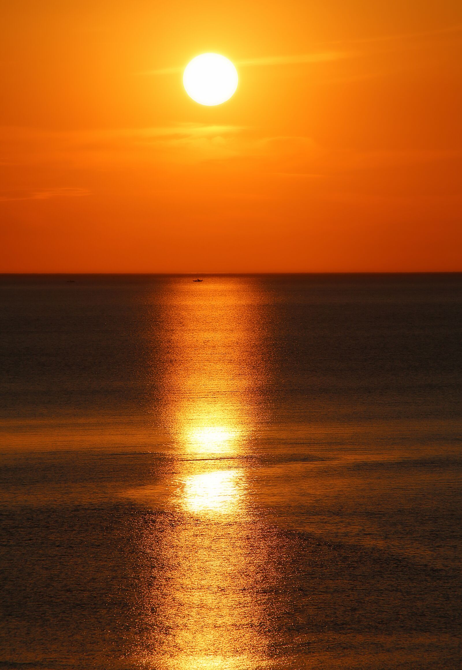 Canon EOS 5D Mark III sample photo. Sun, lying, sea photography