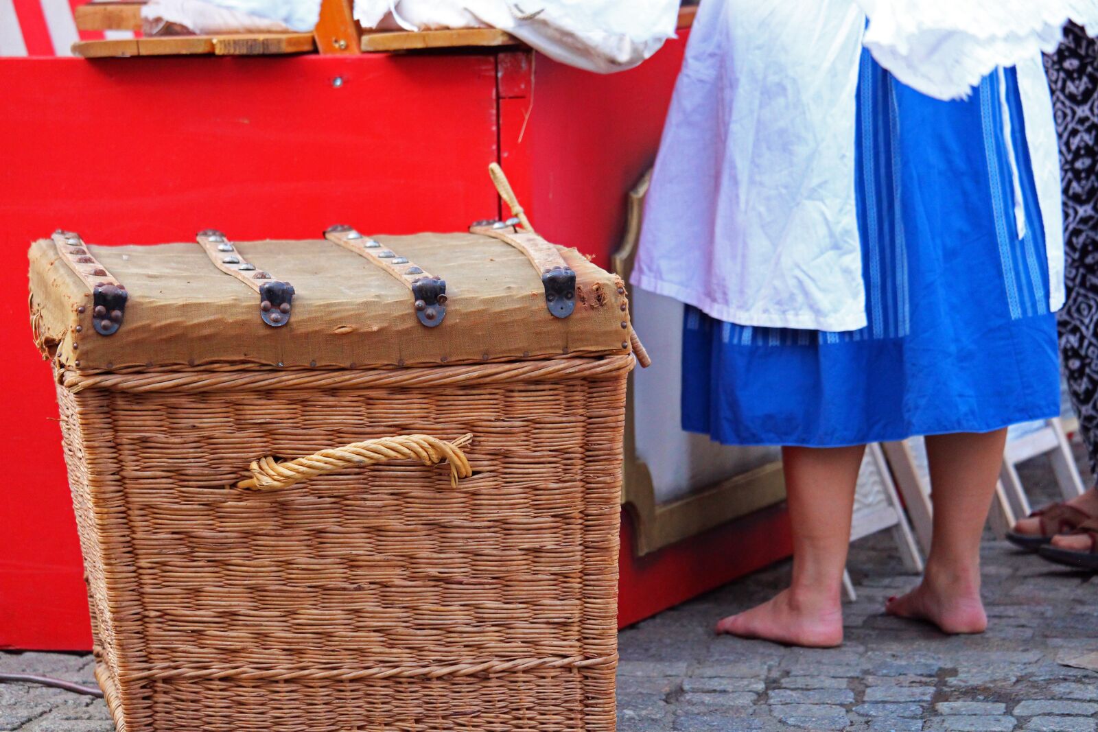 Canon EF-S 55-250mm F4-5.6 IS STM sample photo. Laundry basket, barefoot, nostalgia photography
