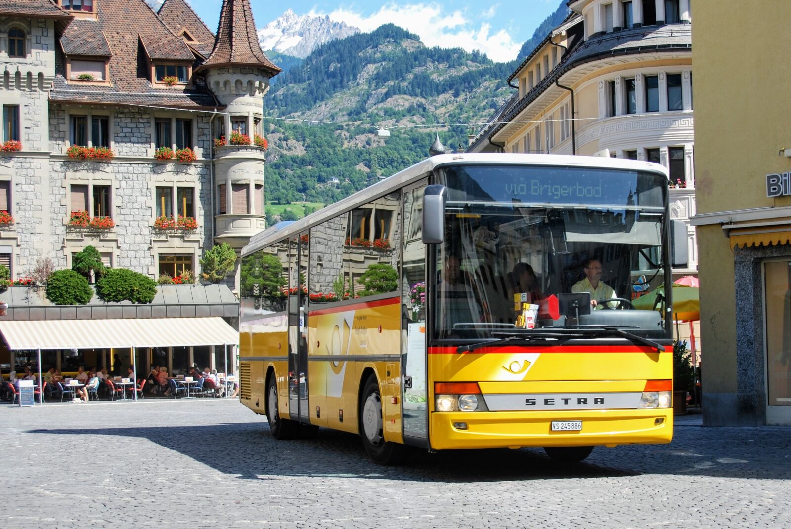Nikon D60 sample photo. Bus, public transport, city photography