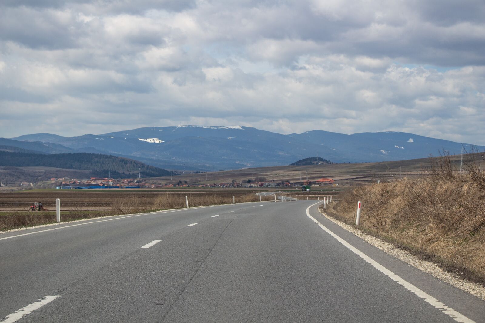 Canon EOS 100D (EOS Rebel SL1 / EOS Kiss X7) sample photo. Road, harghita county, transylvania photography