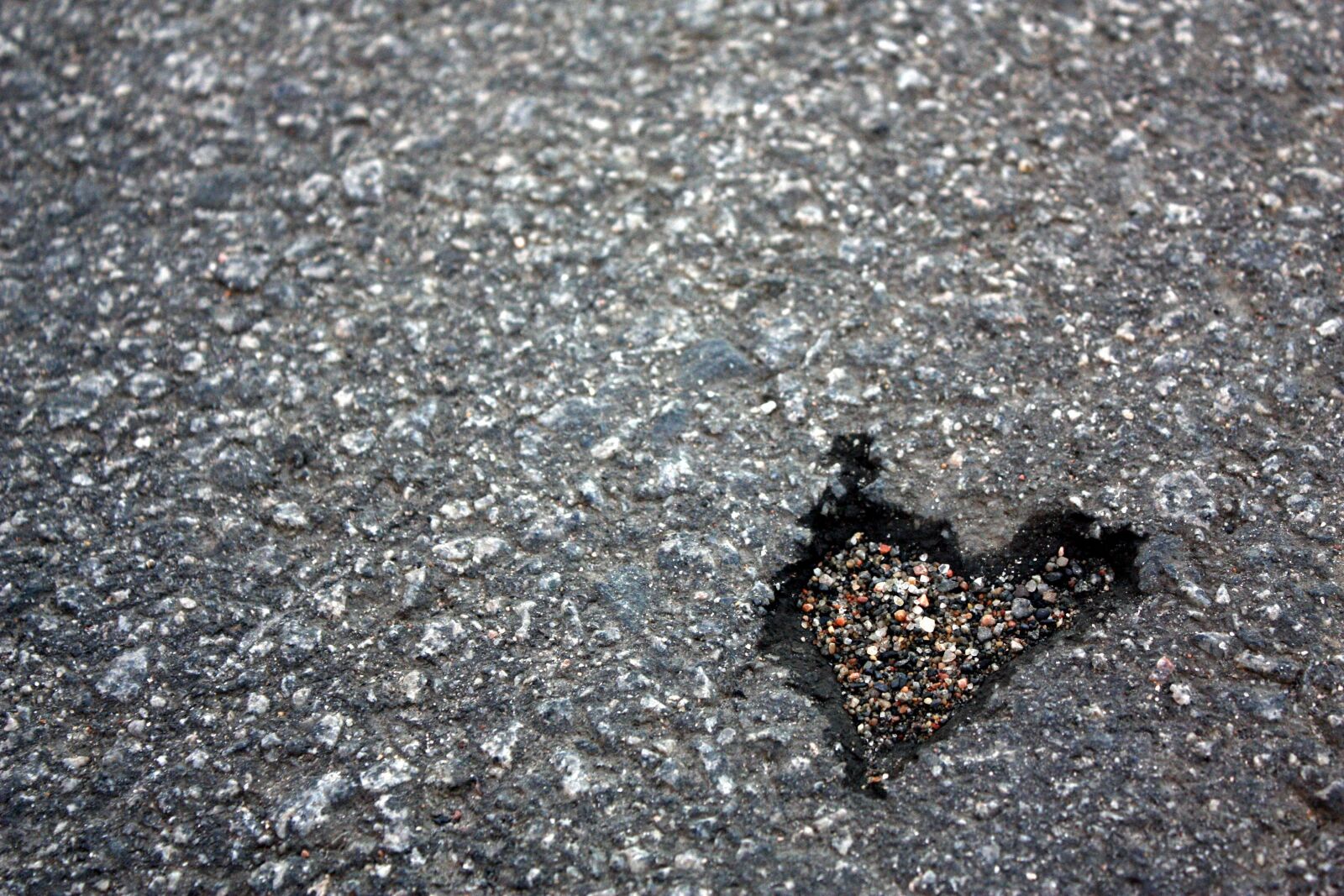 Canon EOS 450D (EOS Rebel XSi / EOS Kiss X2) sample photo. Tarmac, heart, gravel photography