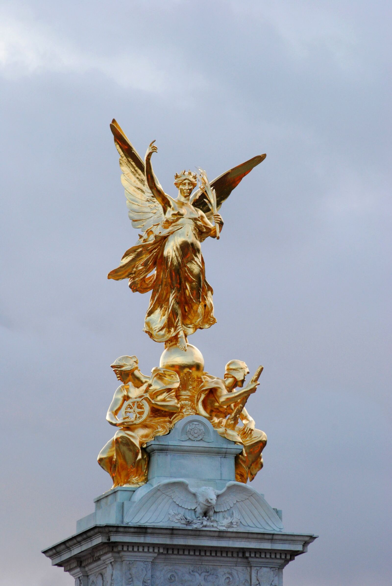 Nikon D3000 sample photo. Statue, golden, sculpture photography