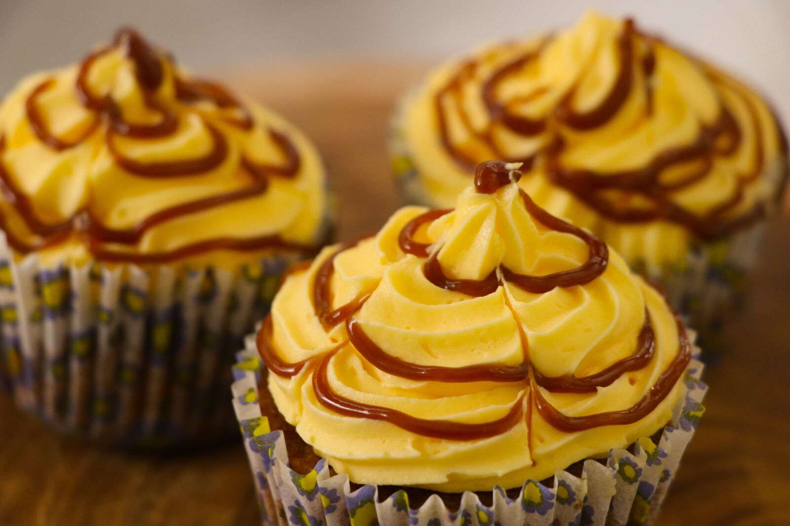 Canon EF-S 18-135mm F3.5-5.6 IS USM sample photo. Caramel, cupcakes, sweet photography
