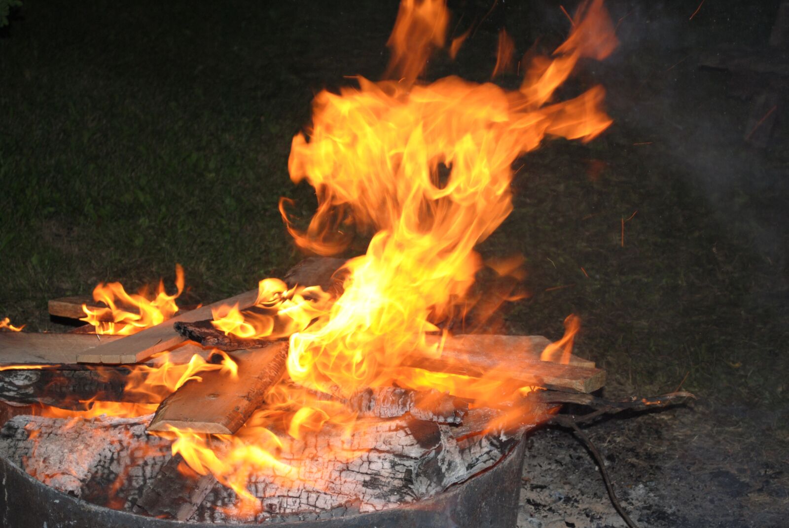 Nikon D3000 sample photo. Bonfire, fire, flame photography