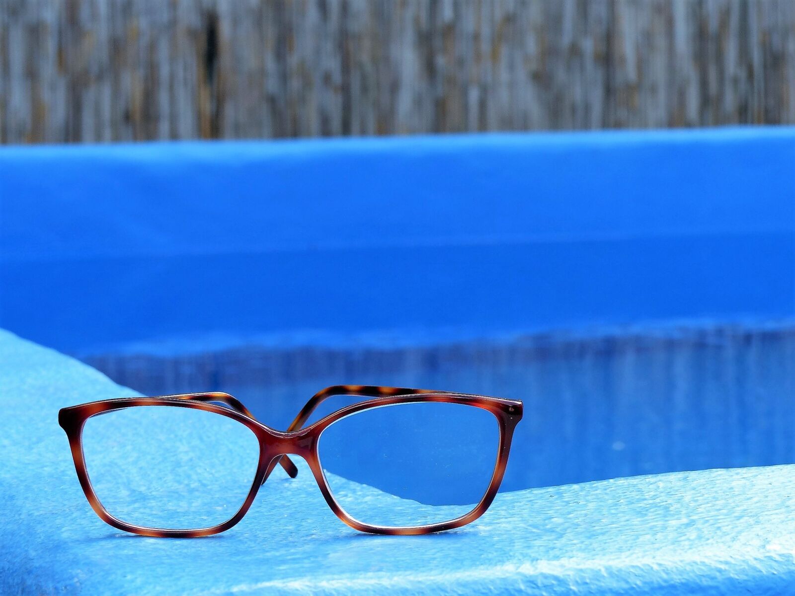 Panasonic Lumix DMC-FZ200 sample photo. Glasses, pool, summer photography
