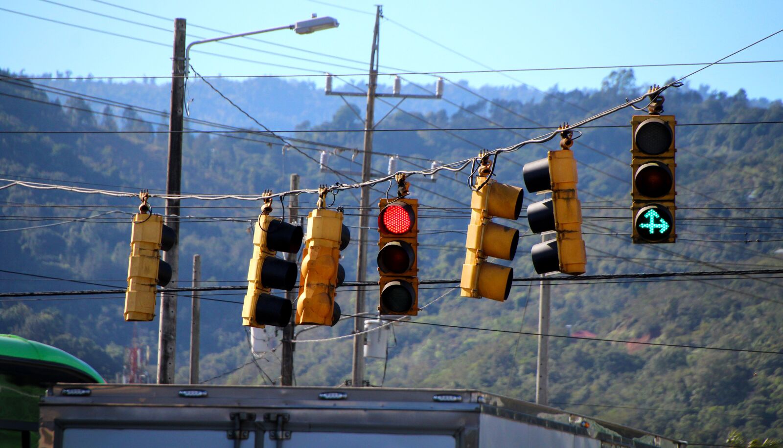 Canon EOS 1300D (EOS Rebel T6 / EOS Kiss X80) sample photo. Traffic, traffic lights, road photography