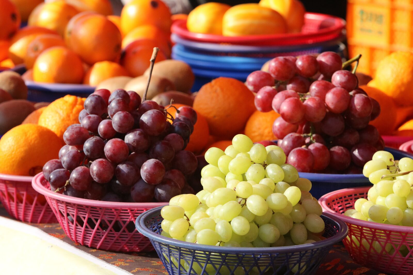 Canon EOS 750D (EOS Rebel T6i / EOS Kiss X8i) + Canon EF 70-200mm F2.8L USM sample photo. Fruit, market, food photography