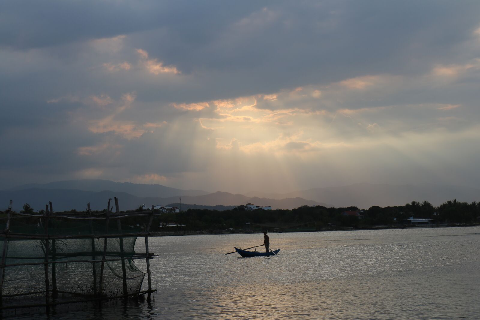 Canon EOS 750D (EOS Rebel T6i / EOS Kiss X8i) + Canon EF-S 18-55mm F3.5-5.6 IS STM sample photo. The boat, boating, sunset photography