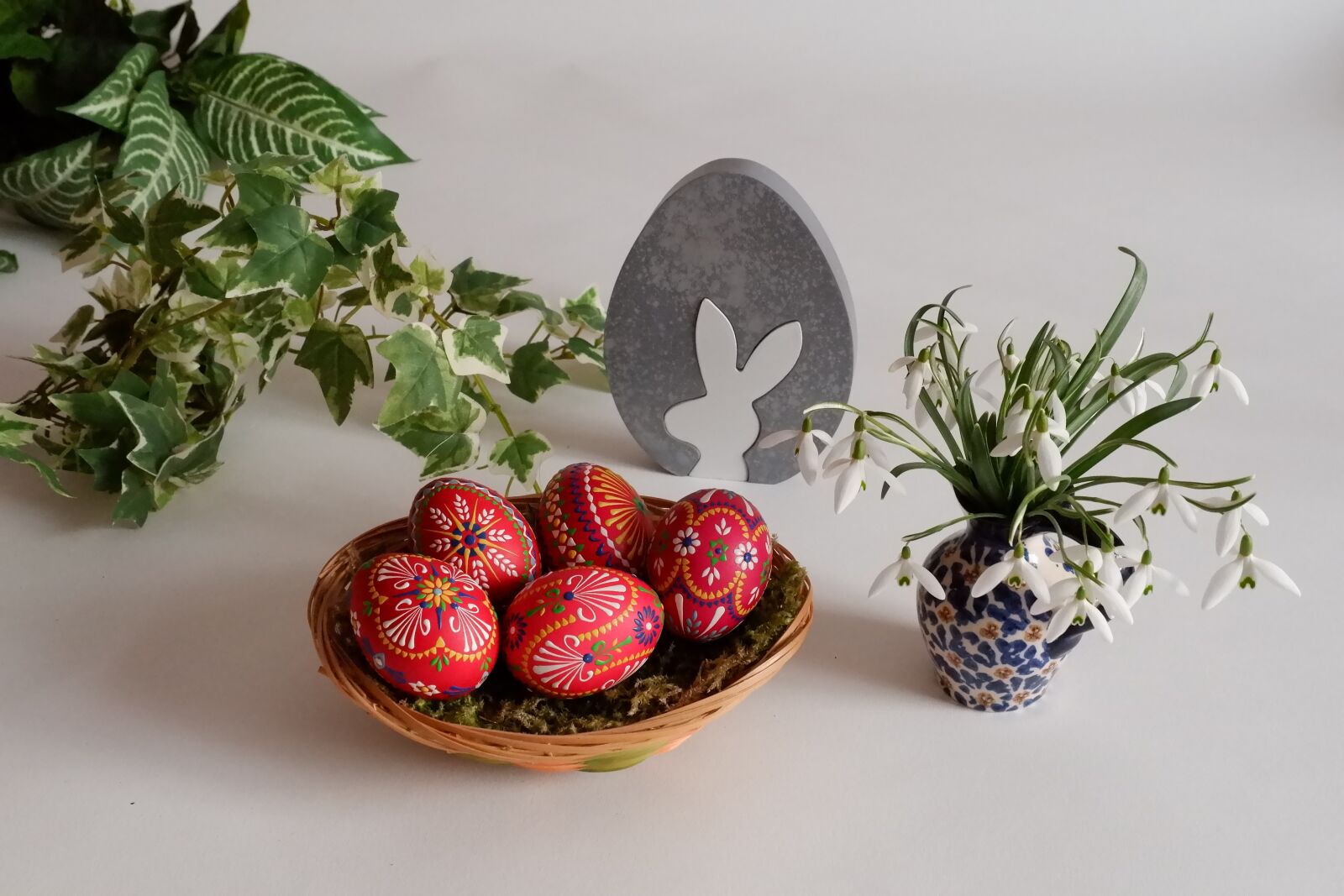 Fujifilm X-A10 sample photo. Red easter eggs, ornament photography