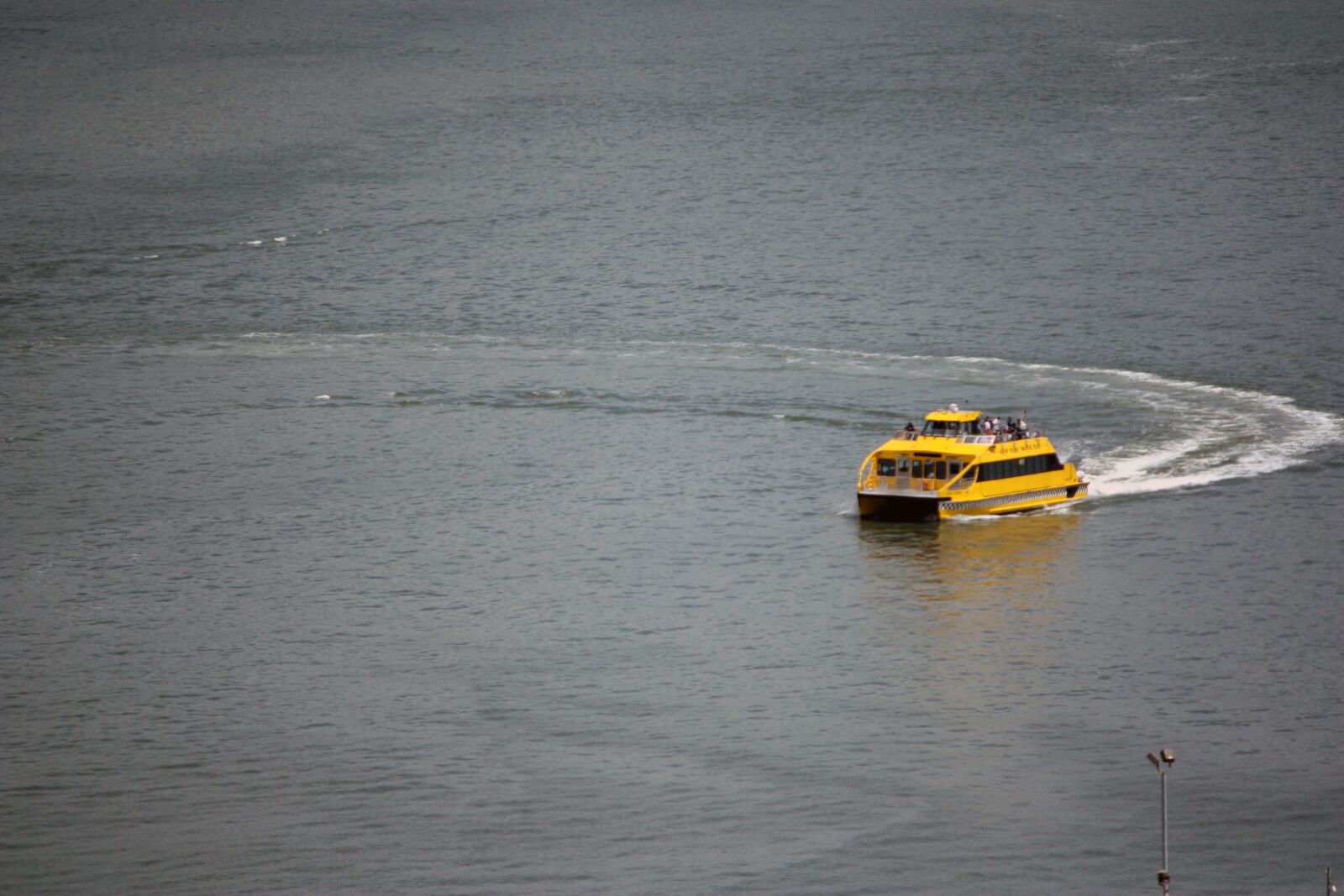Canon EOS 450D (EOS Rebel XSi / EOS Kiss X2) sample photo. Water taxi, east river photography