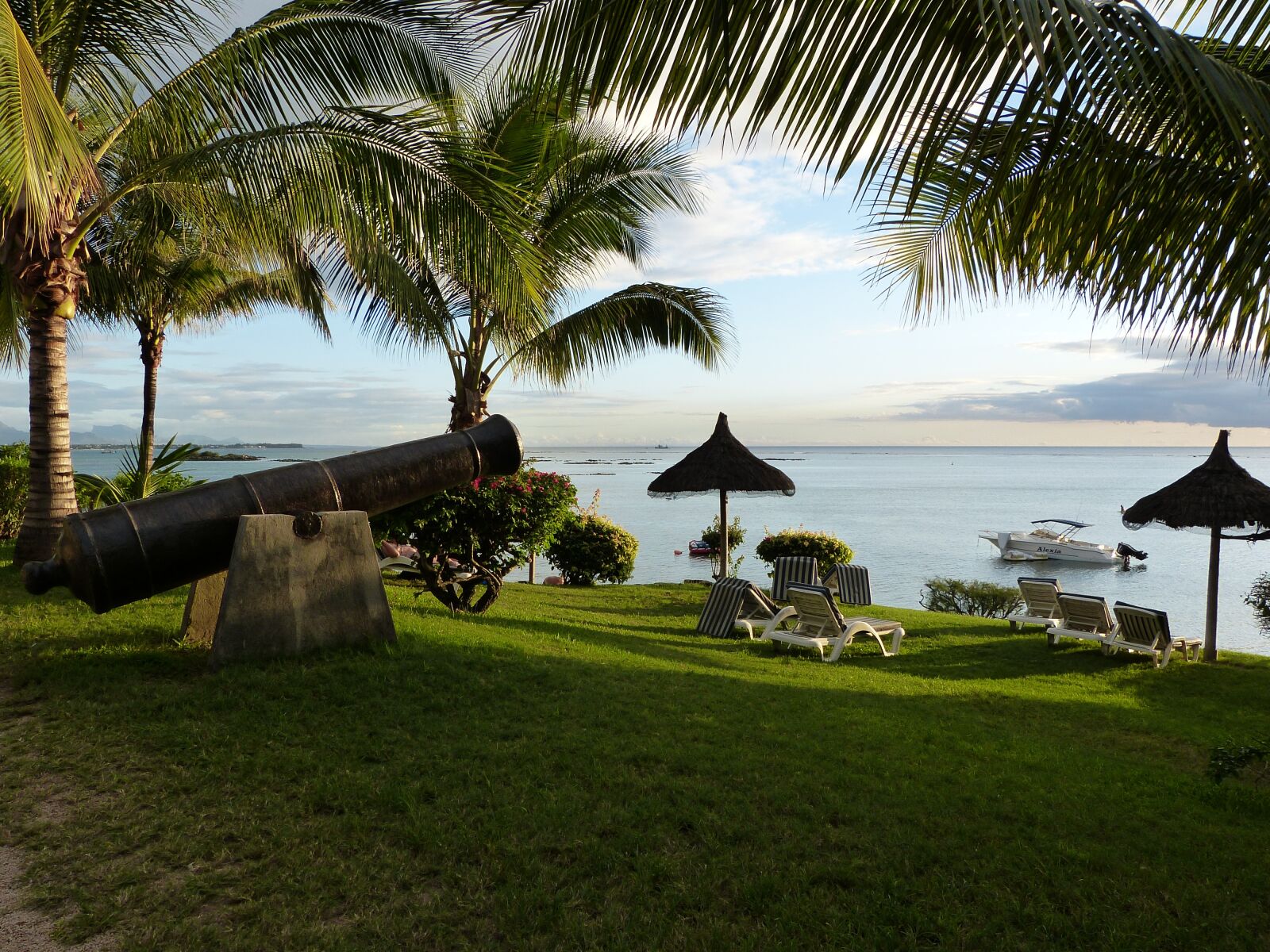 Panasonic Lumix DMC-FZ150 sample photo. Gun, sea, palm trees photography