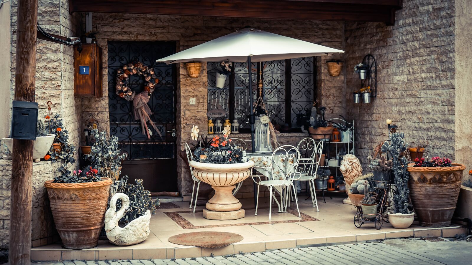 Sony a6000 + Sony Vario-Tessar T* E 16-70mm F4 ZA OSS sample photo. Decor, figures, cyprus photography
