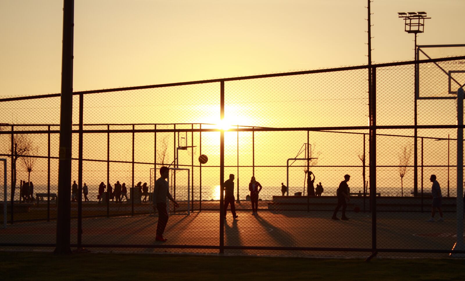 Canon EOS 700D (EOS Rebel T5i / EOS Kiss X7i) sample photo. Sunset, basketball, court photography