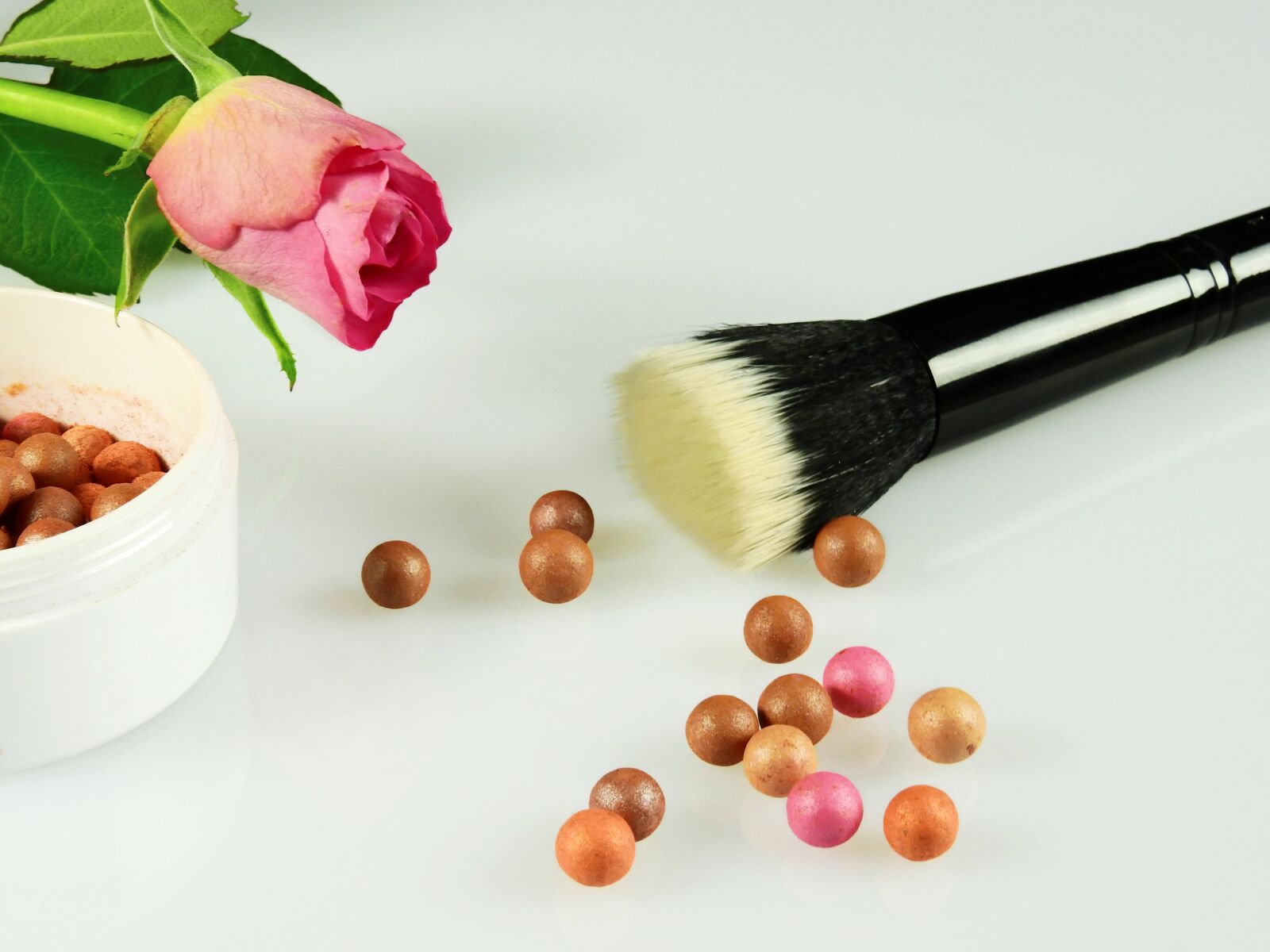 Nikon Coolpix P900 sample photo. Cosmetics, make up, schmink photography