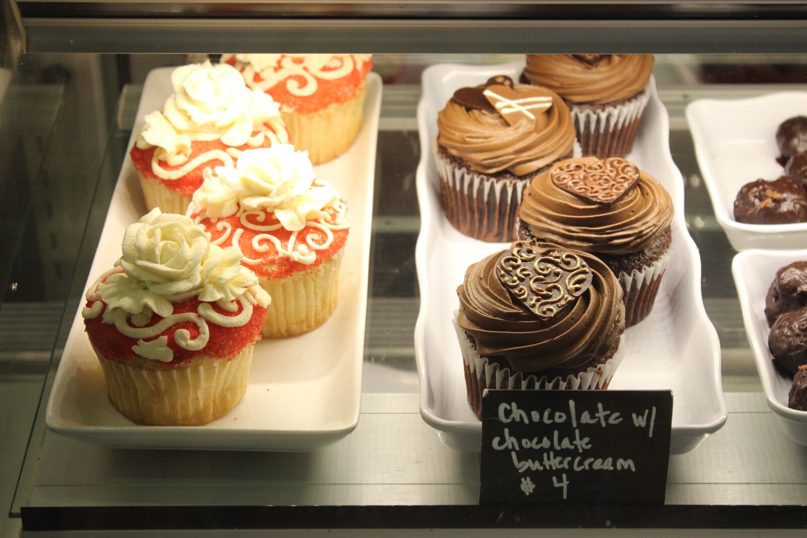 Canon EF-S 18-55mm F3.5-5.6 IS sample photo. Cupcakes, dessert, bakery photography